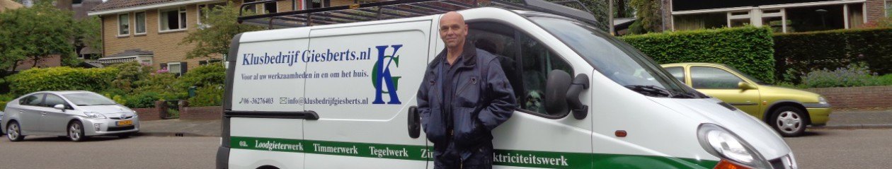 Ferry Giesberts naast de bedrijfsbus van Klusbedrijf Giesberts, met daarop loodgieterswerk, timmerwerk, tegelwerk, zinkwerk en elektriciteitswerk.