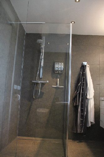 Badkamer met grootformaat wandtegels en een strak uitgezette ingebouwde nis.