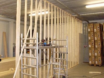 Scheidingswand in houtskeletbouw in opbouw, met het stijl- en regelwerk in het zicht.