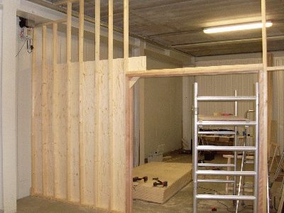 De scheidingswand met gipsplaten beplaat en de deurkozijnen geplaatst.