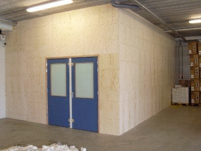 De afgewerkte scheidingswand met deuren, klaar voor het schilderwerk.
